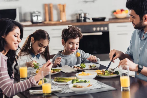 Lindos Niños Latinos Almorzando Cerca Padre Madre Casa —  Fotos de Stock