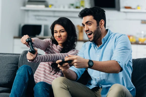 Handsome Latin Man Playing Video Game Wife Home — Stock Photo, Image