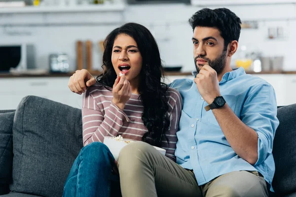 Hispanic Paar Kijken Tijdens Het Eten Popcorn Thuis — Stockfoto