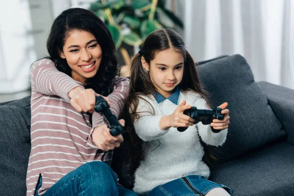 Lindo Niño Latino Jugando Videojuego Con Atractiva Madre Casa —  Fotos de Stock