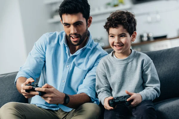 Fröhliche Lateinische Vater Und Sohn Spielen Videospiel Hause — Stockfoto