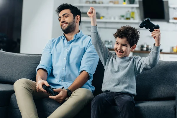 Garoto Latino Feliz Colocando Mãos Acima Cabeça Depois Jogar Videogame — Fotografia de Stock