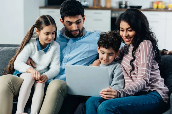 Happy Hispanic Family Looking Laptop Home — Stock Photo, Image