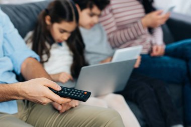 seçici odak yakınındaki Hispanik hamily araçları kullanma adamın elinde uzaktan Hizlindir.NET