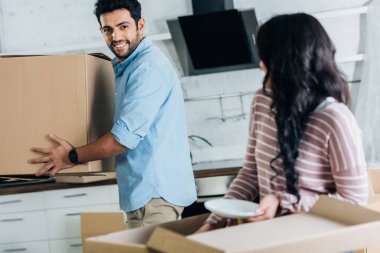 seçici odak yakışıklı latin adamın karısı yakınındaki kutusu yeni evinde holding