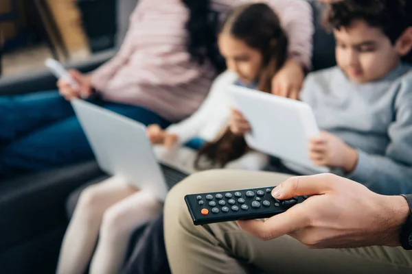 Selektiver Fokus Der Fernbedienung Der Hand Einer Frau Der Nähe — Stockfoto