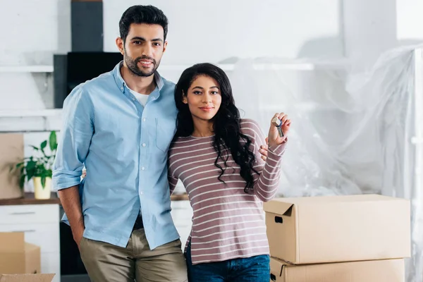 Aantrekkelijke Latijns Vrouw Houdt Van Sleutels Uit Nieuwe Huis Buurt — Stockfoto