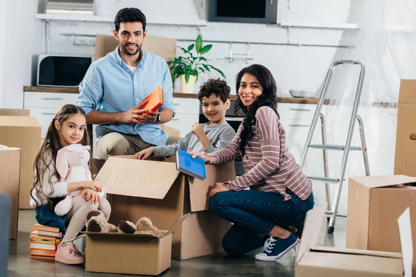 Fröhliche Hispanische Familie Beim Auspacken Von Kisten Neuen Zuhause — Stockfoto