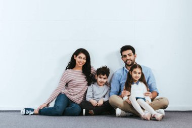 beyaz duvar yakın katta oturan mutlu İspanyol Aile 