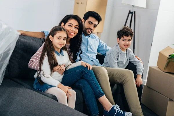 Família Hispânica Feliz Sentado Sofá Nova Casa — Fotografia de Stock