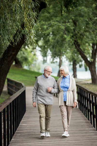 Bom Casal Sênior Gostando Andar Parque — Fotografia de Stock