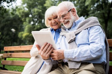 mutlu gülümseyen kıdemli çift dijital tablet birlikte kullanma 