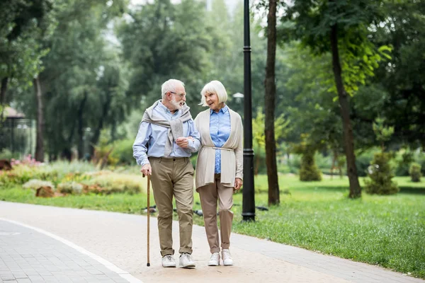 Gelukkige Senior Paar Praten Tijdens Het Wandelen Het Park — Stockfoto