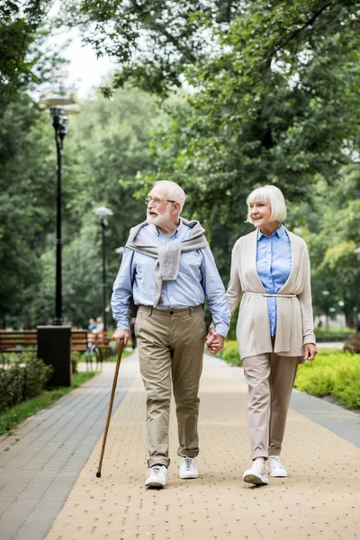 Felice Sorridente Coppia Anziana Piedi Nel Parco — Foto Stock