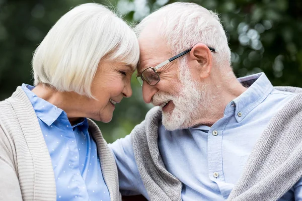 Gelukkige Senior Paar Glimlachen Terwijl Raken Met Hoofden — Stockfoto