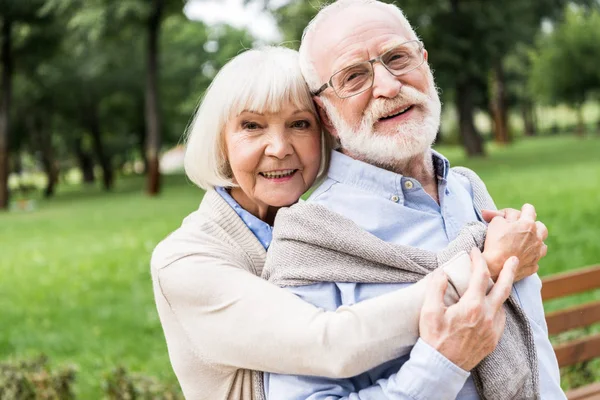 Gelukkig Senior Vrouw Knuffelen Glimlachende Man Park — Stockfoto