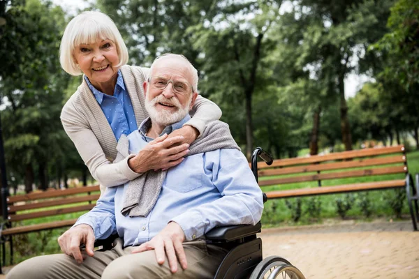 Mosolyogva Vezető Férje Tolószékben Park — Stock Fotó