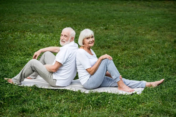 Pasangan Senior Tersenyum Santai Tikar Yoga Taman — Stok Foto