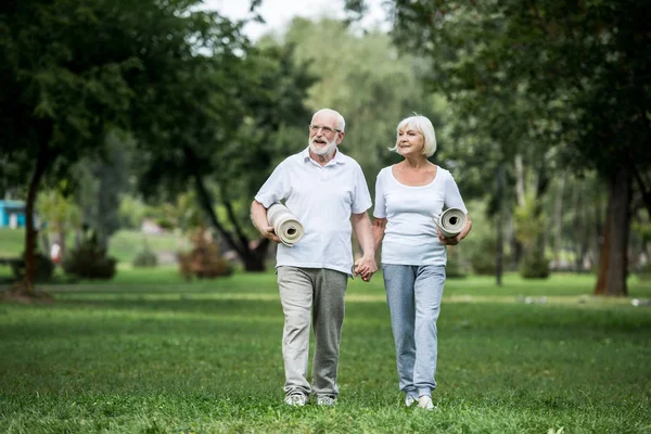 Feliz Pareja Ancianos Caminando Parque Celebración Colchonetas Fitness — Foto de Stock