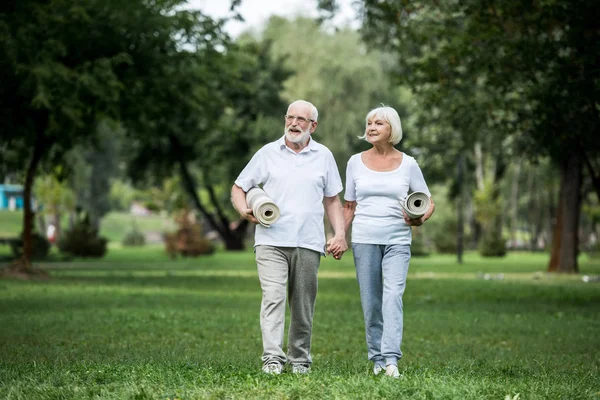 Felice Coppia Anziana Passeggiando Nel Parco Tenendo Tappeti Fitness — Foto Stock