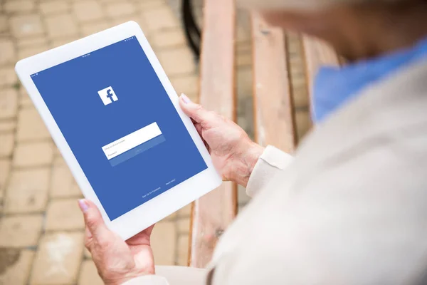 Selektywny Fokus Senior Kobiety Pomocą Cyfrowego Tabeli Aplikacji Facebook Ekranie — Zdjęcie stockowe
