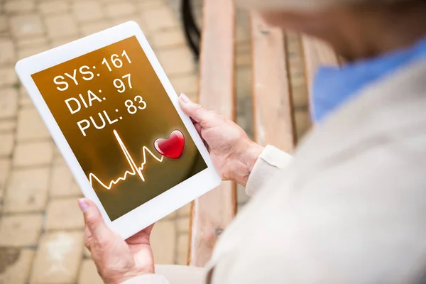 Enfoque Selectivo Mujer Mayor Utilizando Tabla Digital Con Frecuencia Cardíaca — Foto de Stock