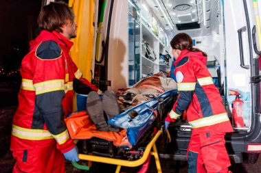 Sağlık görevlileri transportating hastayı sedye ambulans araba