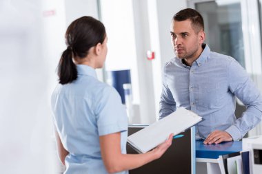 Hastada klinik mavi gömlek dinleme hemşire vurguladı