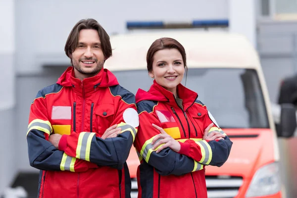 Paramédicos Sonrientes Uniforme Pie Con Los Brazos Cruzados — Foto de Stock