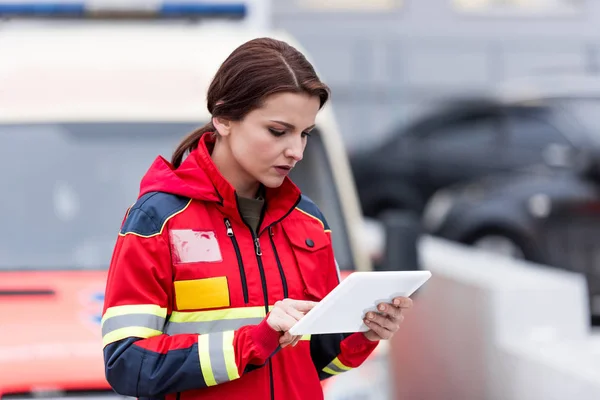 Concentrated Female Paramedic Uniform Using Digital Tablet — Stock Photo, Image