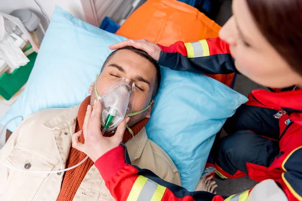 Vágott Kilátás Paramedic Holding Oxigén Maszkot Eszméletlen Beteg — Stock Fotó