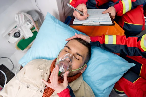 Bovenaanzicht Van Onbewuste Patiënt Zuurstof Masker — Stockfoto