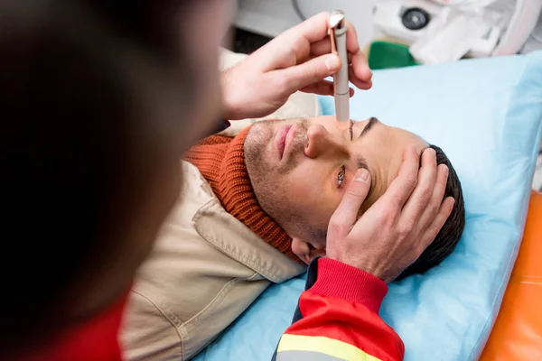 Ausgeschnittene Ansicht Eines Sanitäters Bei Augenuntersuchungen Mit Patient — Stockfoto