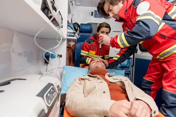 Ambulanspersonal Som Gör Ögat Undersöker Ambulans Bil — Stockfoto