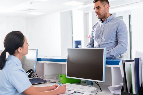 Brunette Patient Shirt Talking Nurse Clinic — Stock Photo, Image