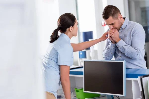 Enfermeira Uniforme Azul Incentivando Paciente Chateado Clínica — Fotografia de Stock