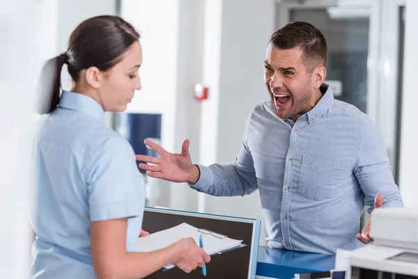Homem Agressivo Gritando Com Enfermeira Clínica — Fotografia de Stock