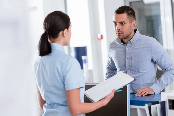 Paciente Estresado Camisa Azul Escuchando Enfermera Clínica — Foto de Stock