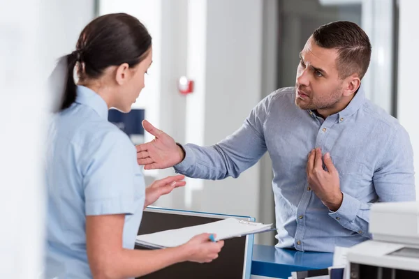 Stressed Patient Talking Nurse Clinic — Stock Photo, Image