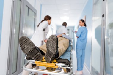 Doktorlar hastanın sedye ameliyathane için taşıma