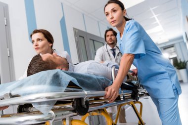Doktor ve hemşire sedye üzerinde bilinçsiz hasta taşıma