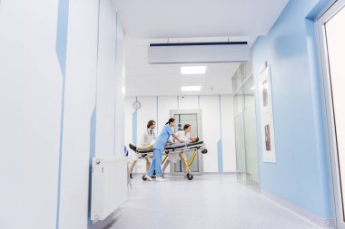 Tam uzunlukta görünümü bilinçsiz hasta taşıma hemşire ve doktorlar
