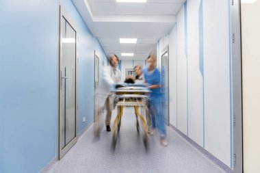 Doktorlar transportating hastanın sedye üzerinde grup