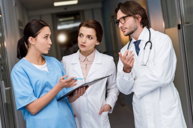 Doktor ve hemşire ile tanı tartışırken Pano