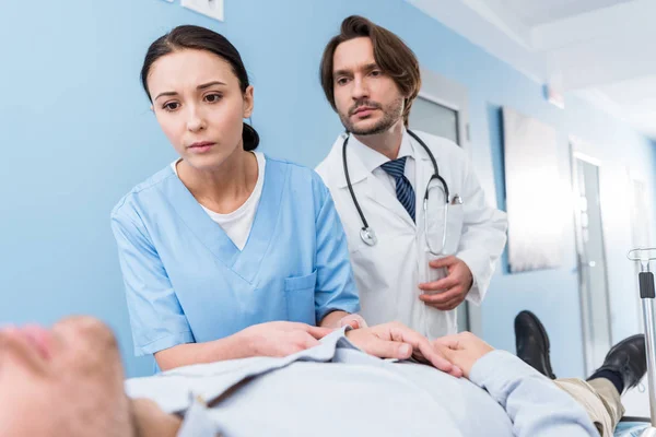 Besorgte Ärzte Mit Stethoskop Schauen Patientin — Stockfoto