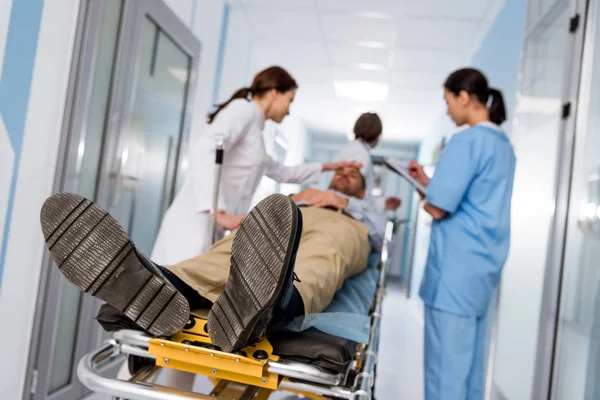 Ärzte Und Krankenschwester Transportieren Patienten Auf Gurney — Stockfoto