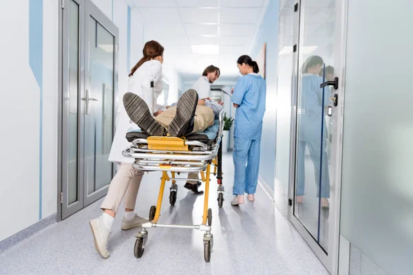 Ärzte Und Krankenschwester Transportieren Bewusstlosen Patienten Auf Gurney — Stockfoto