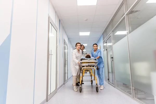 Doktor Hemşire Sedye Üzerinde Bilinçsiz Hasta Taşıma — Stok fotoğraf