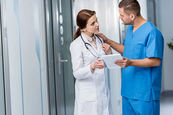 Médicos Con Tableta Digital Hablando Sala — Foto de Stock