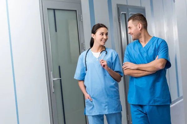 Medici Uniforme Blu Che Parlano Con Sorriso — Foto Stock